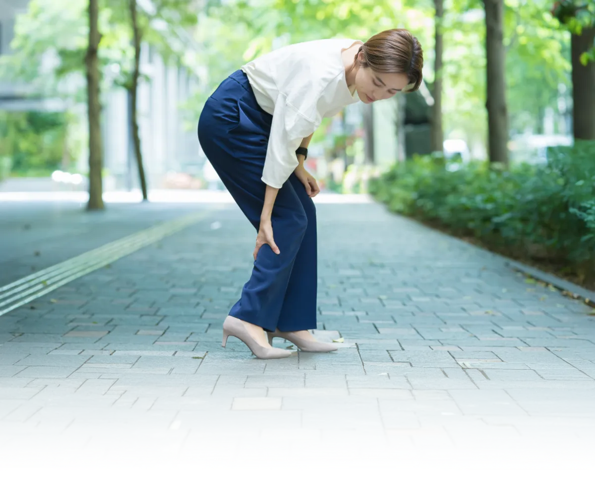 足を痛める女性