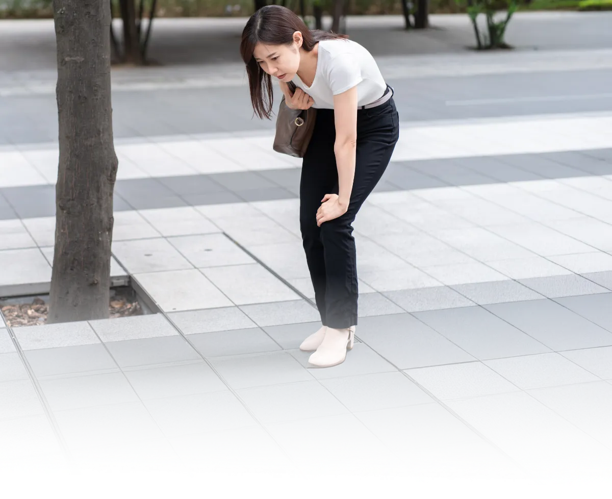 足を痛める女性
