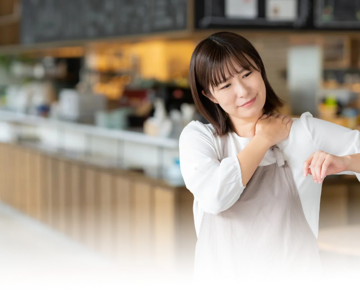 足を痛める女性