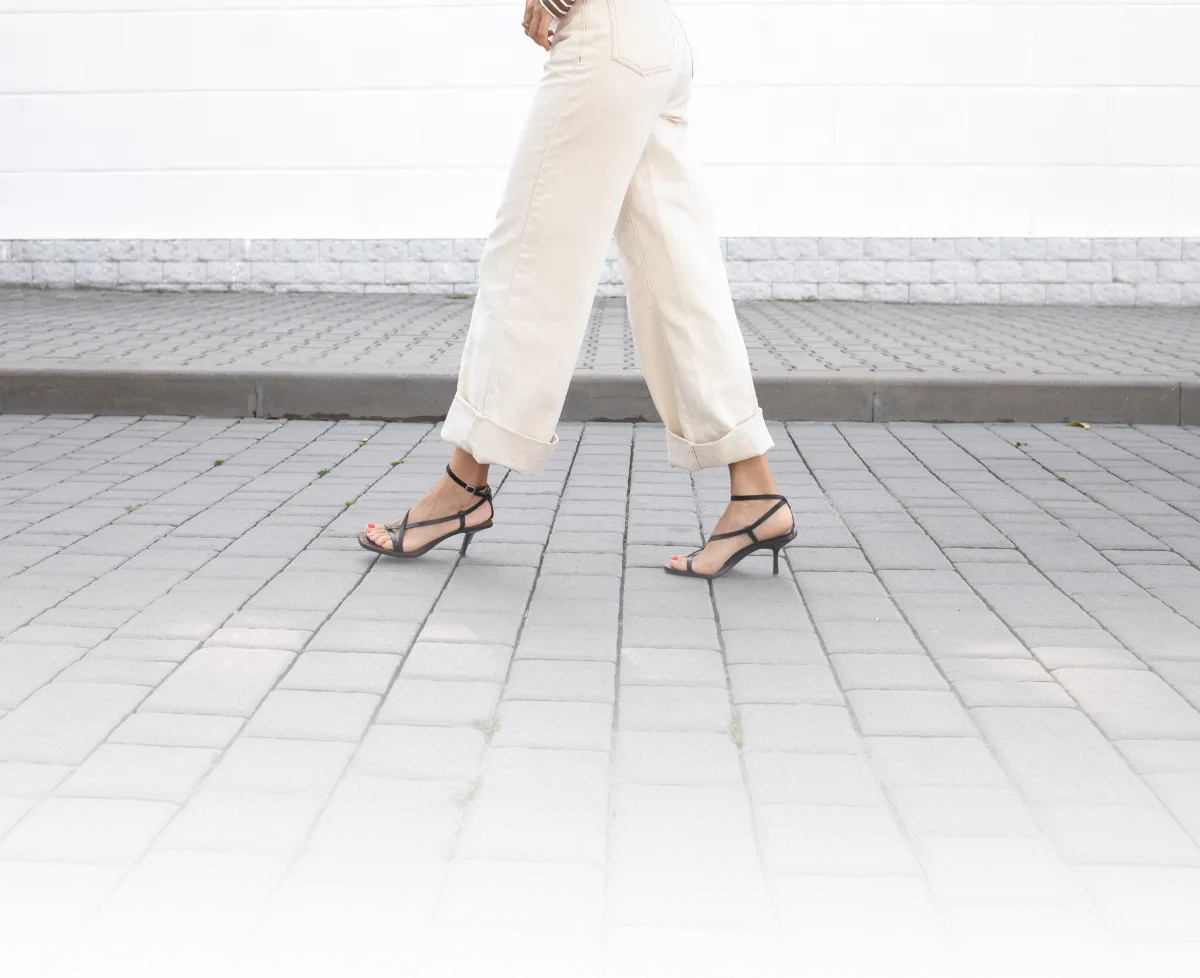 足を痛める女性